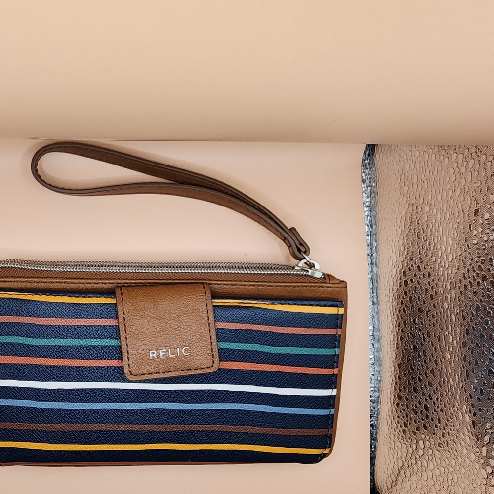 Fossil  Relic wristlet